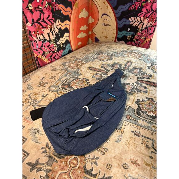 Kavu Sling Bag Comfort Backpack Outdoor Hiking Braided Strap Pineapples - Picture 3 of 13